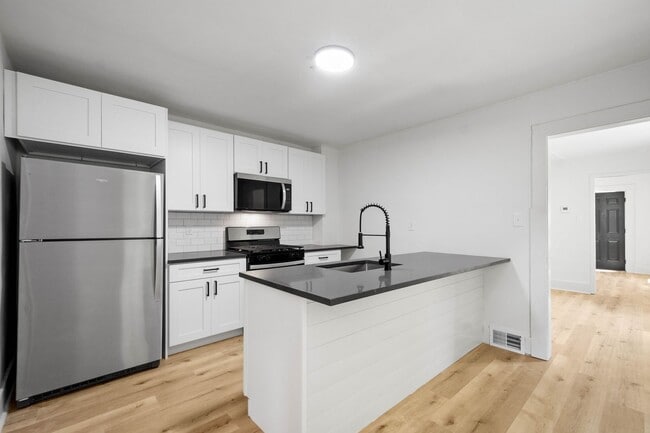 Building Photo - MOVE IN READY! FULLY RENOVATED 2-BEDROOM I...