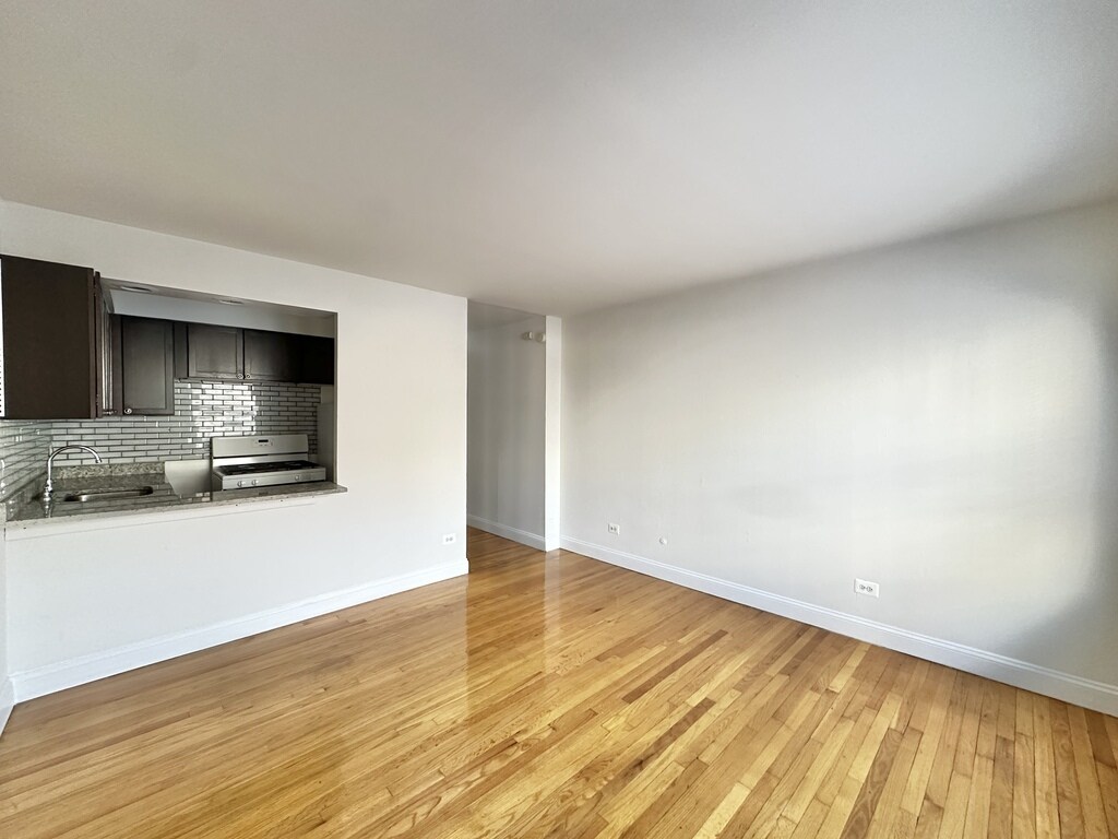 Building Photo - 6830 N Sheridan Rd