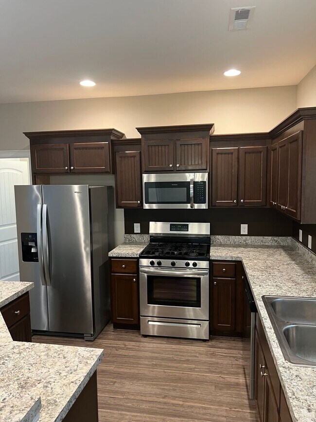 Building Photo - BEAUTIFUL 3 bedroom 2 bath home on a corne...