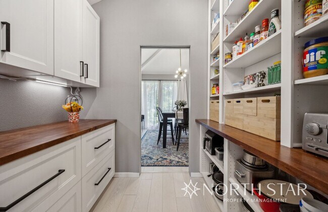 Building Photo - Beautifully Updated Contemporary Home in t...