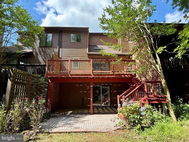 Building Photo - 5545 Doral Dr
