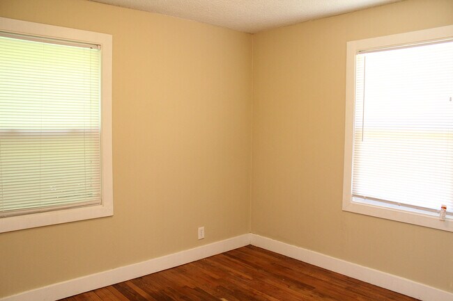 Building Photo - Super Cute 2 Bedroom Woodstock Bungalow wi...
