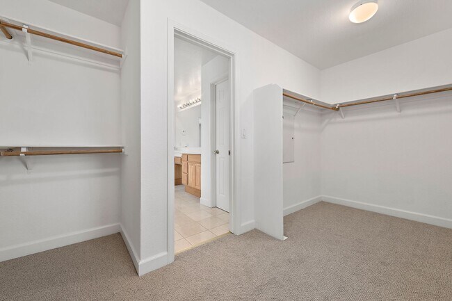Building Photo - Spacious 3 Bedroom/2.5 Bath Home