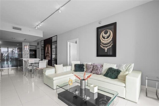 Building Photo - 900 Biscayne Blvd