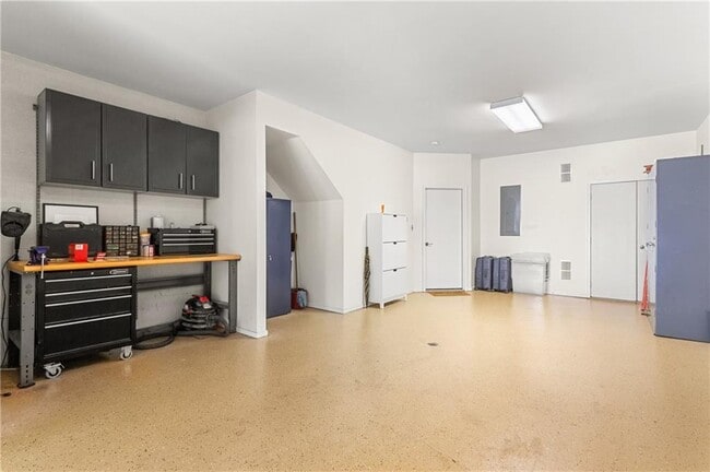 Building Photo - 1350 Fernwood Cir NE