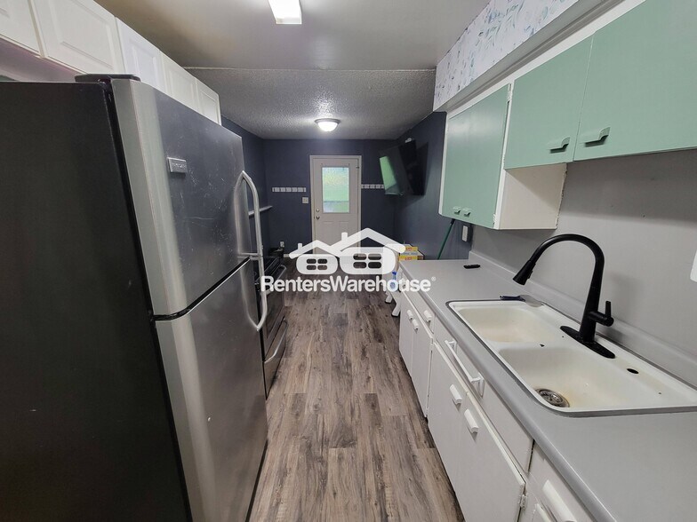 Building Photo - 9375 Country Dr