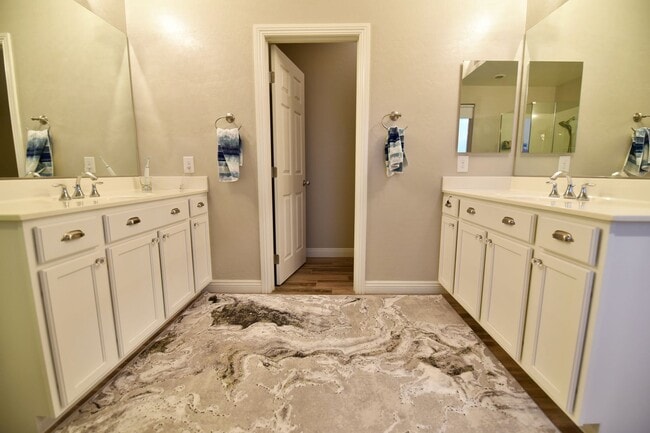 Building Photo - Gorgeous 3bed / 2.5bath home located in Tuscany!