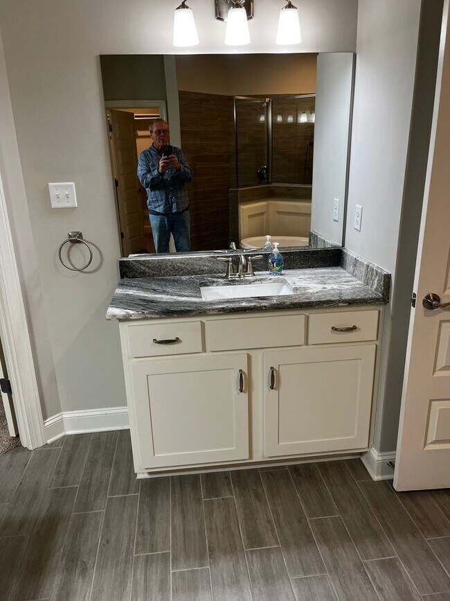 Building Photo - Custom Built home in a quiet subdivision