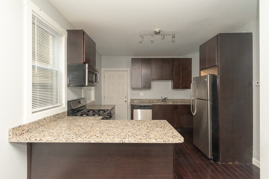 Primary Photo - 2968 N Ridgeway Ave