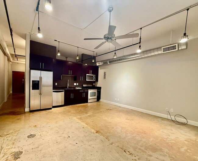 Building Photo - 831 S Flores St