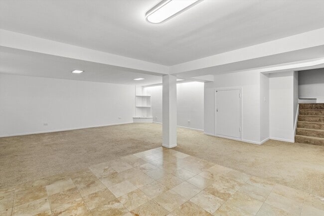 Building Photo - 2545 W Lunt Ave