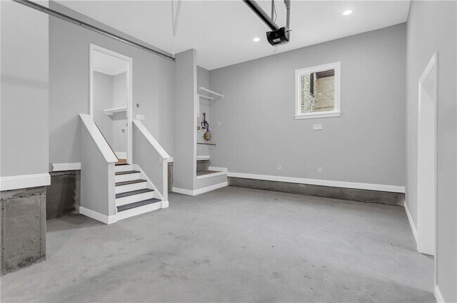 Building Photo - 909 Sunny Meadows Ln