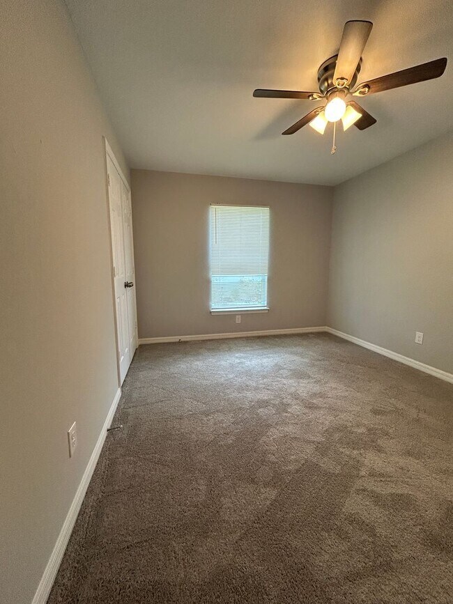 Building Photo - 4 Bedrooms 2 Baths Single-Family Fenced Ho...