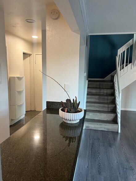 Building Photo - 1520 Parkwood Pl