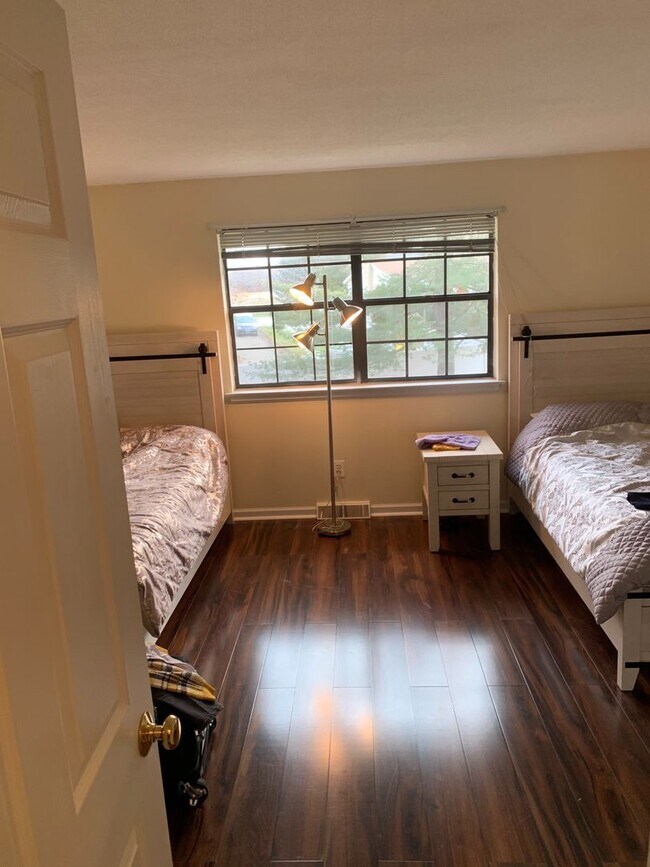 Building Photo - 18 Surrey Dr