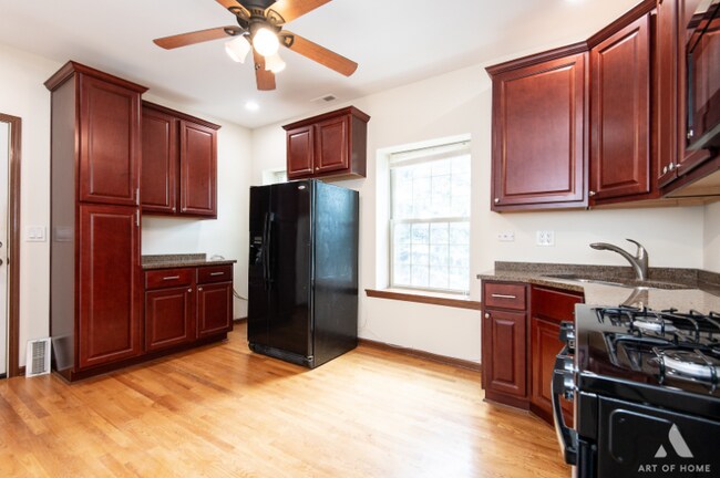 Building Photo - 3301 N Kilbourn Ave