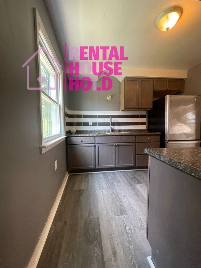 Building Photo - 3 BEDROOM 2 BATH BUNGALOW FREE PRE-SCREEN