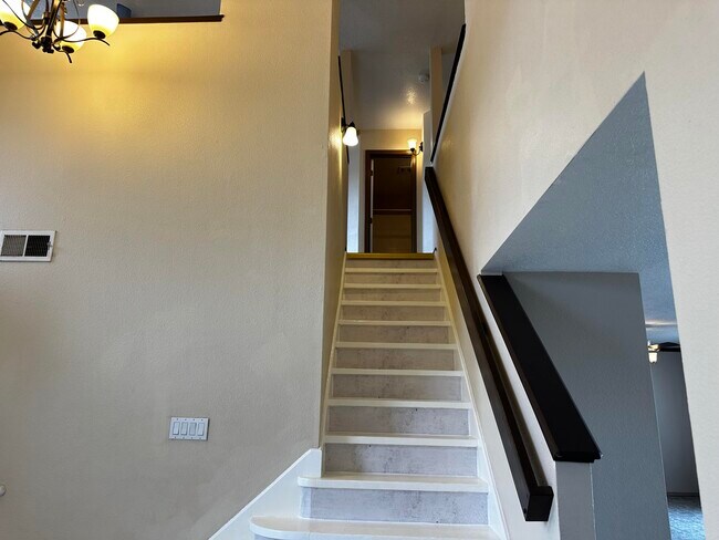 Building Photo - 800 Halter Dr SW