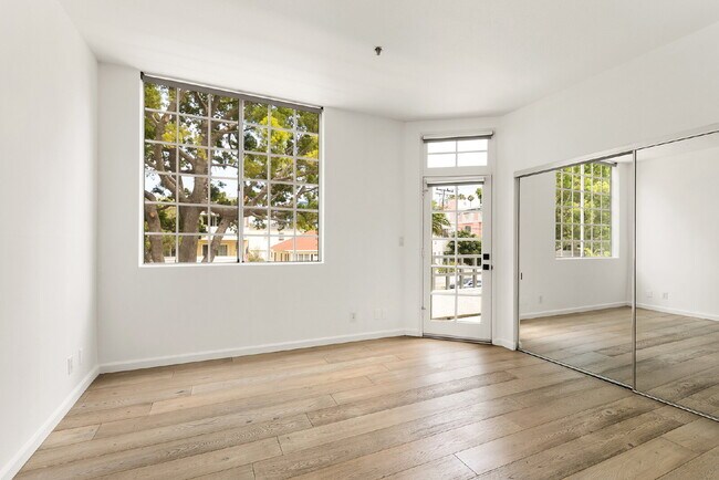Building Photo - Stylish End-Unit Townhome in Prime Santa Monica | Private Rooftop Deck & Bonus Room
