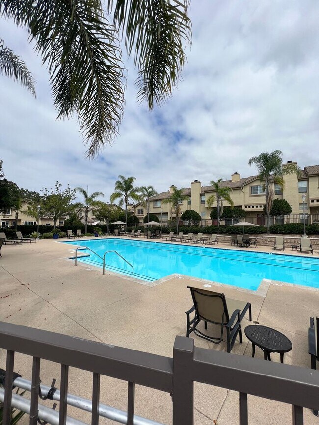 Building Photo - Large Townhome - 3 Bed/ 3 Bath with 2 car garage in Carmel Valley!