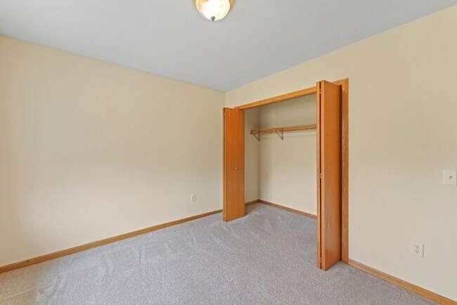 Building Photo - 612-614 Meadow View Rd