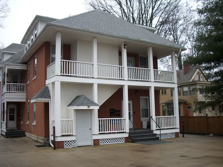 Building Photo - 2305 Maine St