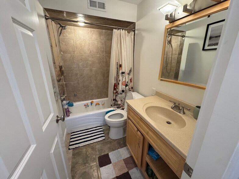 Bathroom 1 - 190 Sydney St