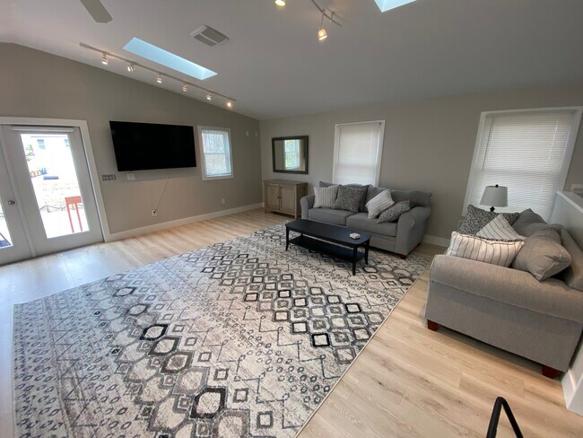 Building Photo - 3384 Millard Ave
