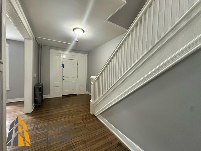 Building Photo - 4 bedroom 1 bath or 3 bedroom + den AVAILA...