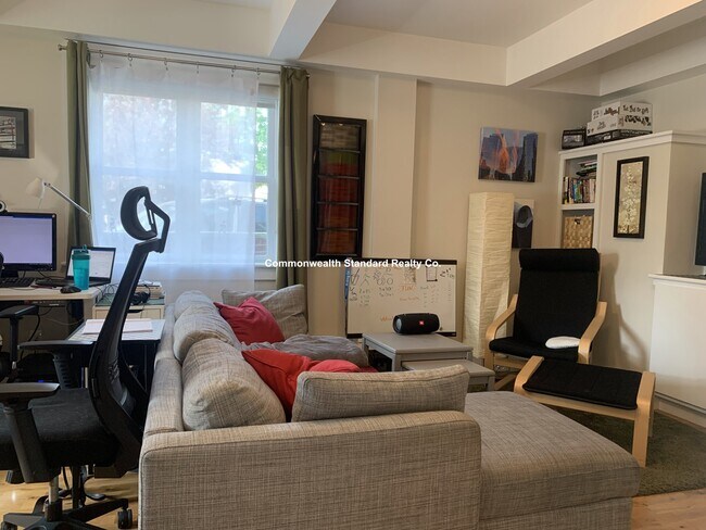 Building Photo - 126 Charles St