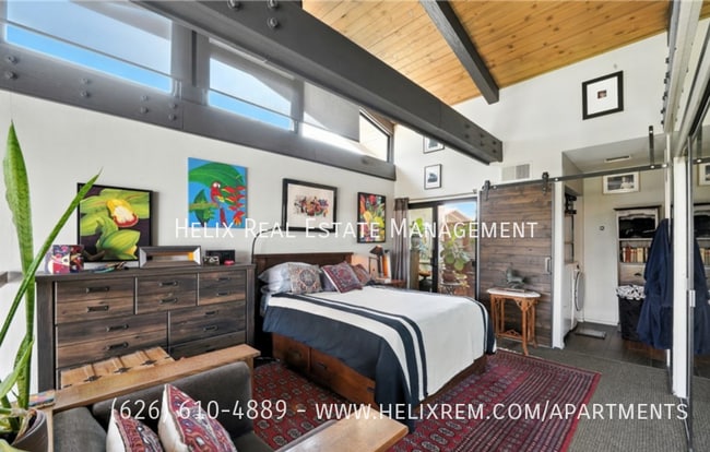 Building Photo - 7322 Marina Pacifica Dr N