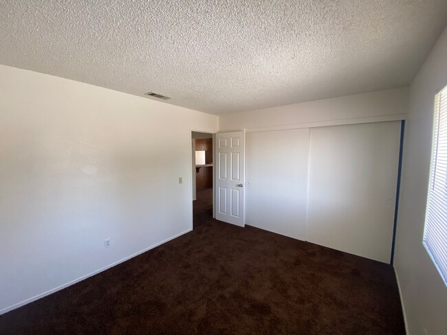 Building Photo - Addorable 2 BD 1 BA SW Apt with Coin opera...