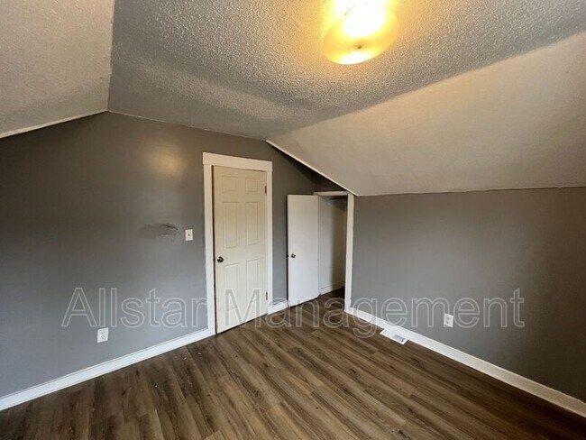 Building Photo - 10006 Lamontier Ave