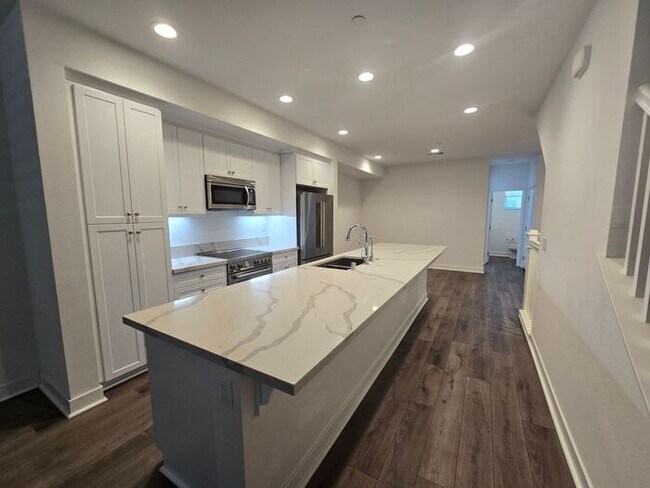 Building Photo - Modern Oceanside Home with Spacious Layout in a Desirable Community