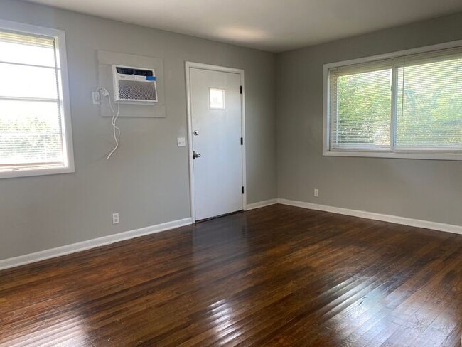Building Photo - 2 Bedroom Apartment Near Downtown