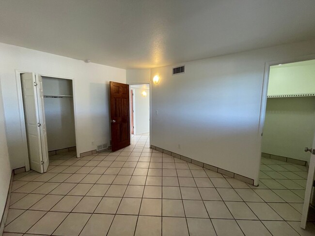 Building Photo - 2621 S Lands End Rd