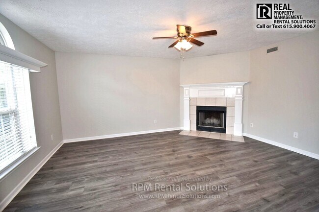 Building Photo - Wonderful 3BR/2BA duplex 1 minute from MTSU!