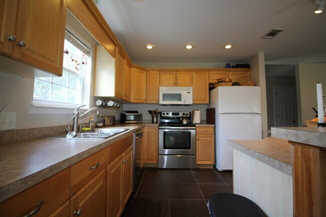 Building Photo - Spacious 3 Bedroom Home in Fort Walton Beach