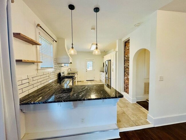 Building Photo - Available this Summer!! Beautiful 3 bed, 2 bath home located in Ardsley Park in Savannah, Ga!!