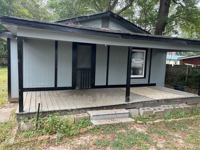 Primary Photo - 214 Realty St