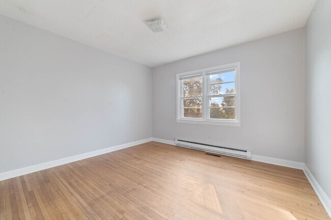 Building Photo - Duluth MN 5-Bedroom - 2-Bath Single Family