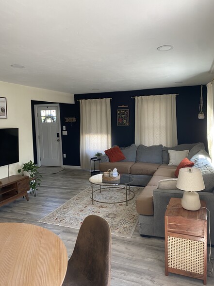 Living room - 19D Sigourney St