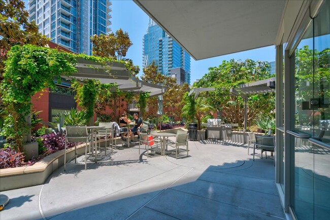 Building Photo - Little Italy 9th Floor Condo w/ 2 Beds 2.5...