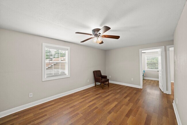 Building Photo - 303 Linwood St
