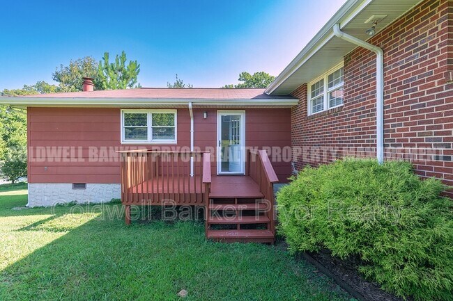 Building Photo - 1225 Panorama Dr