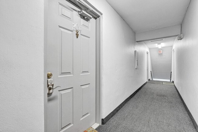 Building Photo - 9840 Pineapple Tree Dr