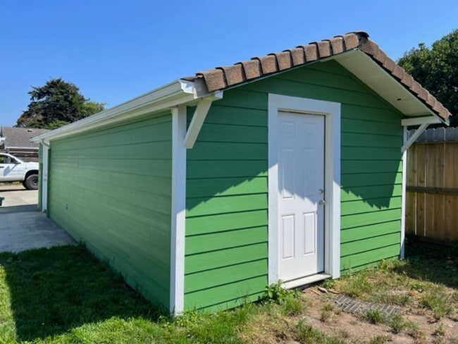 Building Photo - East Eureka! Top to bottom remodel, 2/1 house w/ garage