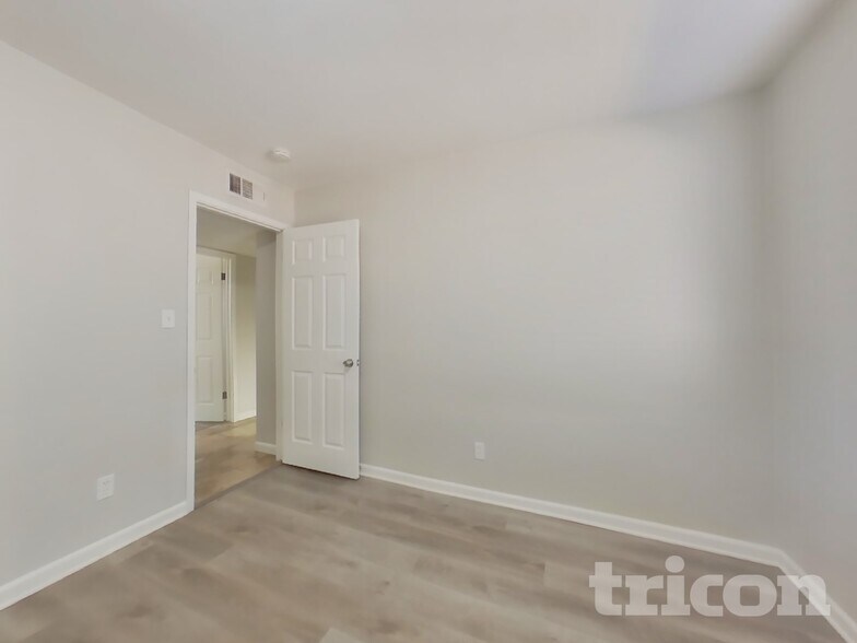 Building Photo - 9215 N 39th Dr