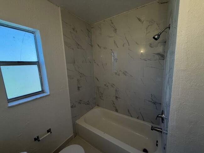 Building Photo - 903 SW 15th Ave