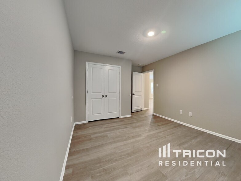 Building Photo - 10487 Pineland Dr